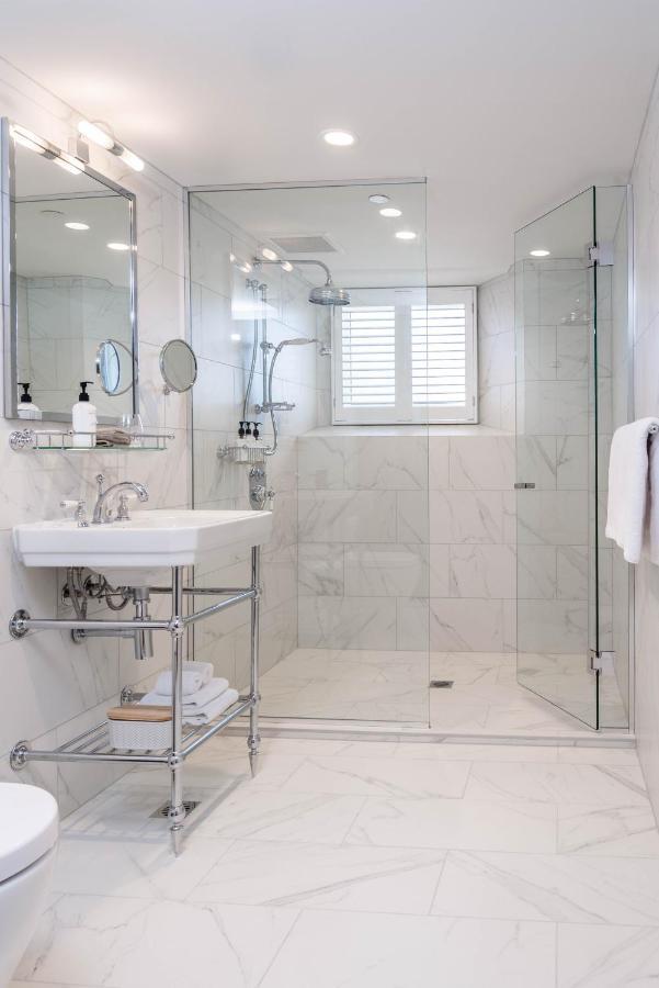 The Observatory Hotel Christchurch Zewnętrze zdjęcie A shower with a sliding door
