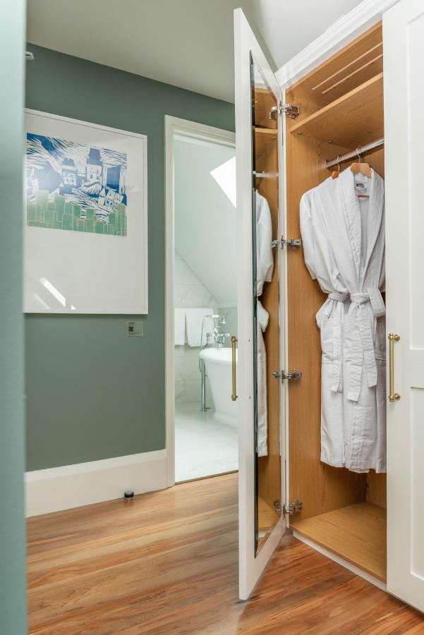 The Observatory Hotel Christchurch Zewnętrze zdjęcie A bathrobe hanging on a door