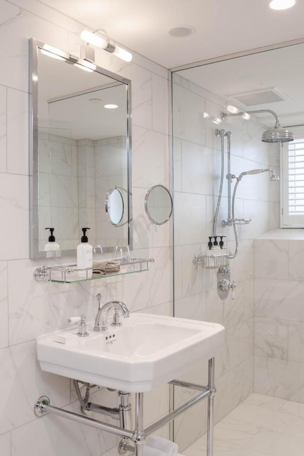 The Observatory Hotel Christchurch Zewnętrze zdjęcie A shower with a fixed shower head and a handheld shower head