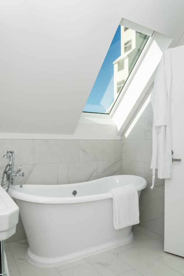 The Observatory Hotel Christchurch Zewnętrze zdjęcie A fixed skylight in a bathroom